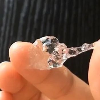 얼굴 연조직 증강 및 피부 수분 공급 시술에 사용되는 멸균 가교 히알루론산 필러